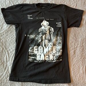 IT Graphic Tee Size Small (34/36)